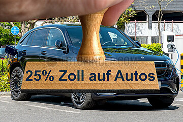Symbolischer Stempel 25% Zoll auf Autos