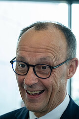 Deutschland  Bremen - Friedrich Merz  CDU-Kanzlerkandidat  Betriebsbesuch bei OHB (Raumfahrt- und Technologiekonzern)