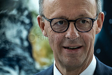 Deutschland  Bremen - Friedrich Merz  CDU-Kanzlerkandidat  Betriebsbesuch bei OHB (Raumfahrt- und Technologiekonzern)