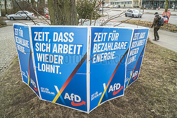 Blaue Plakatierung