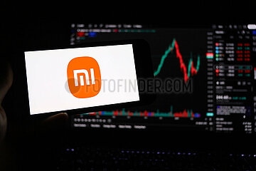 Symbolbild: Xiaomi-Logo auf Smartphone-Bildschirm