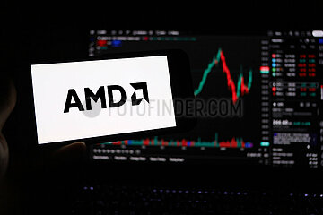 Symbolbild: AMD-Logo auf Smartphone-Bildschirm
