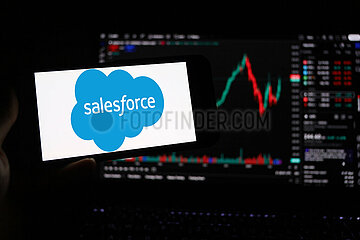 Symbolbild: Salesforce-Logo auf Smartphone-Bildschirm.
