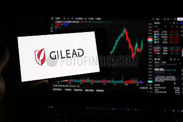Symbolbild: Gilead-Logo auf Smartphone-Bildschirm.
