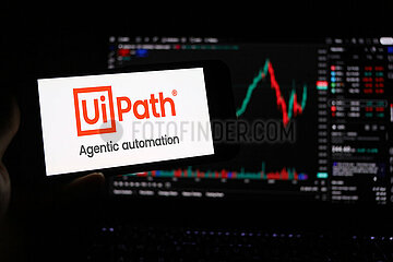 Symbolbild: UiPath-Logo auf Smartphone-Bildschirm