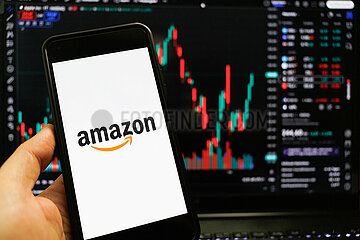 Symbolbild: Amazon Logo auf Smartphone-Bildschirm.