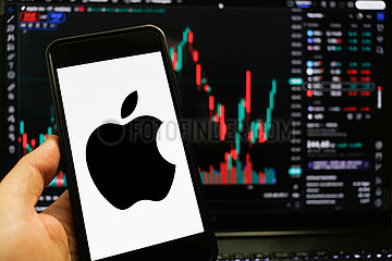 Symbolbild: Apple-Logo auf Smartphone-Bildschirm.