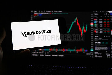 Symbolbild: Crowdstrike-Logo auf Smartphone-Bildschirm