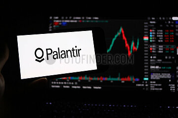Symbolbild: Palantir-Logo auf Smartphone-Bildschirm