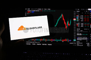 Symbolbild: Cloudflare-Logo auf Smartphone-Bildschirm