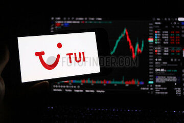 Symbolbild: TUI-Logo auf Smartphone-Bildschirm.