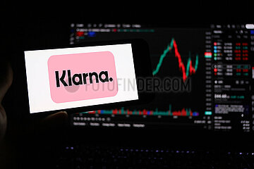 Symbolbild: Klarna-Logo auf Smartphone-Bildschirm