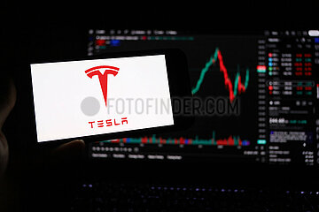 Symbolbild: Tesla-Logo auf Smartphone-Bildschirm