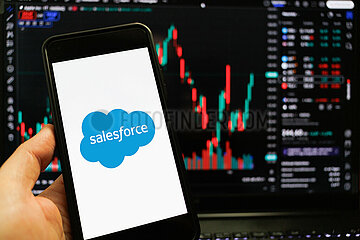 Symbolbild: Salesforce-Logo auf Smartphone-Bildschirm.