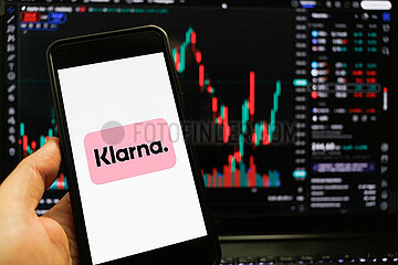 Symbolbild: Klarna-Logo auf Smartphone-Bildschirm.