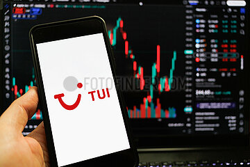 Symbolbild: TUI-Logo auf Smartphone-Bildschirm.
