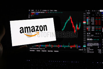 Symbolbild: Amazon Logo auf Smartphone-Bildschirm.