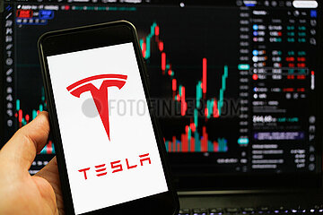 Symbolbild: Tesla-Logo auf Smartphone-Bildschirm