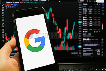 Symbolbild: Google Logo auf Smartphone-Bildschirm.