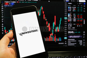 Symbolbild: Crowdstrike-Logo auf Smartphone-Bildschirm