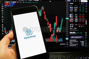 Symbolbild: ThyssenKrupp-Logo auf Smartphone-Bildschirm.