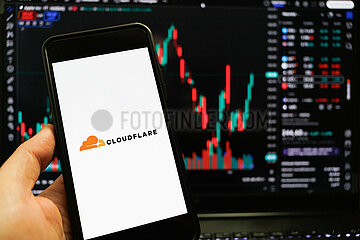 Symbolbild: Cloudflare-Logo auf Smartphone-Bildschirm