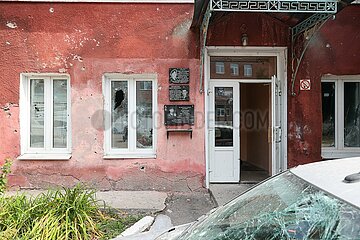 Gedenktafeln an einer Hausfassade in Sudscha