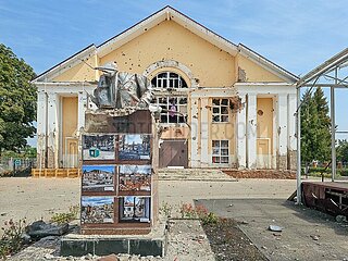 Der Sockel des Lenindenkmals vor dem Bezirkszentrum für Volkskunst am Sowjetplatz