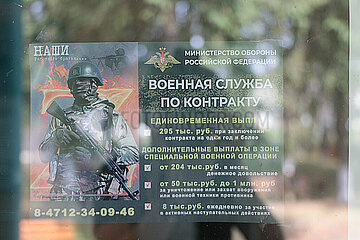 Ein russisches Rekrutierungsplakat in einem Dort bei Sudscha / Region Kursk