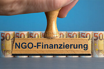 Symbolischer Stempel NGO-Finanzierung