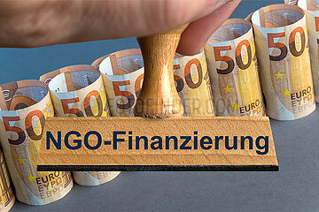 Symbolischer Stempel NGO-Finanzierung