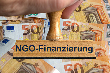 Symbolischer Stempel NGO-Finanzierung