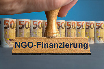 Symbolischer Stempel NGO-Finanzierung