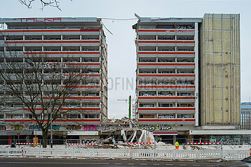 Berlin  Deutschland - Abriss des Mercure-Hotels im Gebaeudekomplex Mollstrasse 4 in Berlin-Mitte