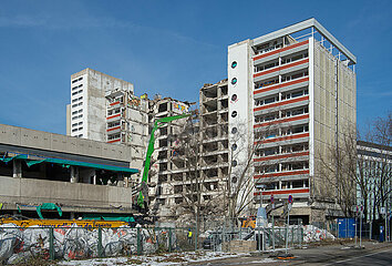 Berlin  Deutschland - Abriss des Mercure-Hotels im Gebaeudekomplex Mollstrasse 4 in Berlin-Mitte