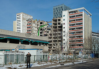 Berlin  Deutschland - Abriss des Mercure-Hotels im Gebaeudekomplex Mollstrasse 4 in Berlin-Mitte