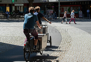 Berlin  Deutschland - Fahrradfahrer auf Lastenraedern