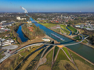Brueckenneubau  Sprung ueber die Emscher  Rhein-Herne-Kanal  Emscherland  Emscherumbau  Castrop-Rauxel  Nordrhein-Westfalen  Deutschland