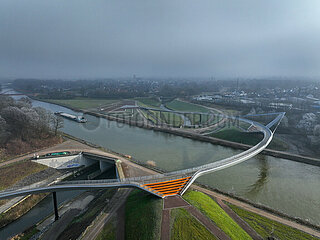 Brueckenneubau  Sprung ueber die Emscher  Rhein-Herne-Kanal  Emscherland  Emscherumbau  Castrop-Rauxel  Nordrhein-Westfalen  Deutschland