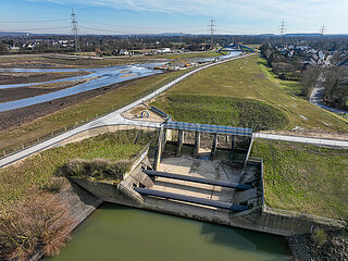 Emscher  ehemalige Emschermuendung in den Rhein  Dinslaken  Voerde  Nordrhein-Westfalen  Deutschland