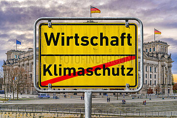 Symbolisches Ortsschild Wirtschaft - Klimaschutz