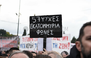 Greece: Massive protest in Athens on rail crash anniversary