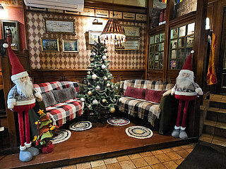 Weihnachtsdeko in einer Bar in Kiev