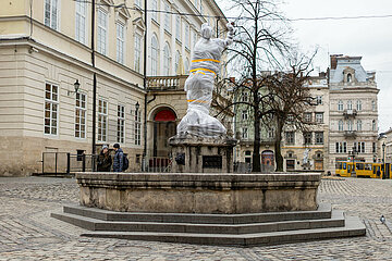 Provisorisch geschützte Statue in Lviv