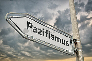 Symbolischer Wegweiser Pazifismus