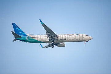 Singapur  Republik Singapur  Boeing 737-800 Passagierflugzeug der Garuda Indonesia im Landeanflug auf den Flughafen Changi
