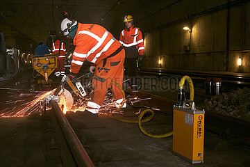Berlin  Deutschland - Ein Facharbeiter mit einem Schienen-Trennschleifgeraet durchtrennt ein Gleis am Tunnelzulauf zum Tiefgeschoss des Berliner Hauptbahnhofes.
