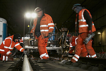 Berlin  Deutschland - Facharbeiter einer Gleisbaufirma bereiten das Verschweissen von zwei Gleisen am Tunnelzulauf zum Tiefgeschoss des Berliner Hauptbahnhofes vor.