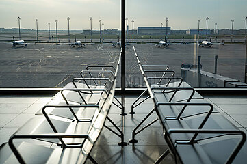 Berlin  Deutschland  Innenaufnahme Abflugbereich Terminal 1 am Flughafen Berlin-Brandenburg International BER