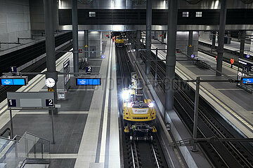 Berlin  Deutschland - Blick auf die Gleise und leeren Bahnsteige im Tiefgeschoss des Berliner Hauptbahnhofes.